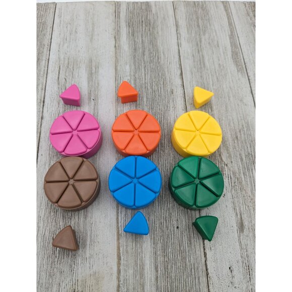 Hasbro Trivial Pursuit Genus IV Game Replacement Pie Pieces Dice Extra - Picture 3 of 3